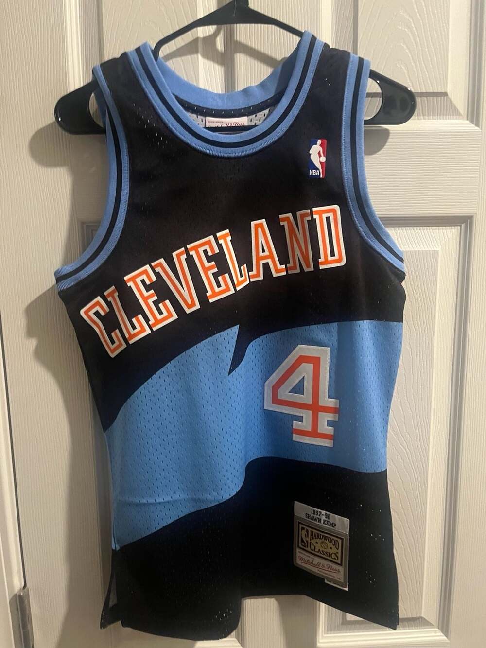 Mitchell & Ness NBA Swingman Jersey Cavaliers 97 Shawn Kemp, Black, Small